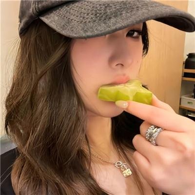 她的微笑像颗糖